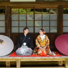 鎌倉・海蔵寺で春に撮影した和装前撮り 鎌倉・海蔵寺で色打掛を着用した新婦と紋付き袴を着用した新郎が正座をして見つめあっている和装ウェディングフォト