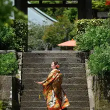 鎌倉・海蔵寺で春に撮影した和装前撮り 鎌倉・海蔵寺で色打掛を着用した新婦の後ろ姿を写した和装ウェディングフォト