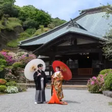 鎌倉・海蔵寺で春に撮影した和装前撮り 鎌倉・海蔵寺で色打掛を着用した新婦と紋付き袴を着用した新郎が向かい合っている和装ウェディングフォト