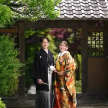 鎌倉・海蔵寺で春に撮影した和装前撮り 鎌倉・海蔵寺で色打掛を着用した新婦と紋付き袴を着用した新郎が笑顔で立っている和装ウェディングフォト