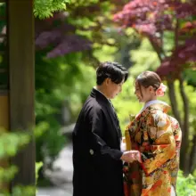 鎌倉・海蔵寺で春に撮影した和装前撮り 鎌倉・海蔵寺で色打掛を着用した新婦と紋付き袴を着用した新郎が手を取って向かい合う和装ウェディングフォト