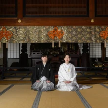 鎌倉 和装 K様・S様 2026.02.24 装飾幕が掛かる鎌倉円覚寺の畳敷きで、白無垢の花嫁と黒紋付袴の新郎が並んで正座する屋内の和装前撮り