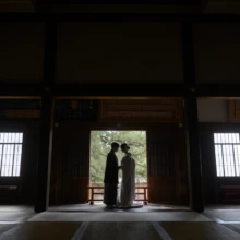 鎌倉 和装 K様・S様 2026.02.24 円覚寺暗い堂内から、明るい入口で向かい合う白無垢の花嫁と黒紋付袴の新郎をシルエットで捉えた鎌倉前撮り
