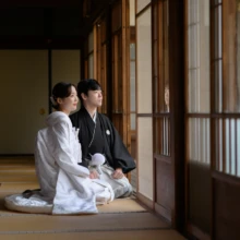 鎌倉 和装 K様・S様 2026.02.24 鎌倉円覚寺の畳廊下で、白無垢姿の花嫁と黒紋付袴の新郎が障子越しの光を受け、並んで外を眺める和装前撮り