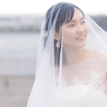 横浜・大桟橋で春に撮影した洋装前撮り 横浜・大桟橋でウェディングドレスを着用した新婦がベールをかぶって写る洋装ソロショット