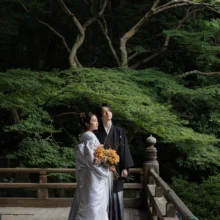 妙本寺の新緑を背景に、和装フォトウェディングを楽しむおふたり。|縁グラフィの姉妹ブランドLuca 鎌倉・妙本寺の新緑を背景に白無垢で和装フォトウェディングを行う新郎新婦