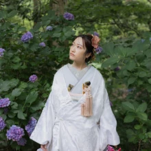 妙本寺の紫陽花に囲まれた境内で、美しく佇む白無垢姿の花嫁。|縁グラフィの姉妹ブランドLuca 鎌倉・妙本寺の紫陽花に囲まれた境内で白無垢姿の花嫁を撮影した和装前撮り