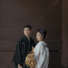 妙本寺の山門を背景に、和装姿で佇む新郎新婦。|縁グラフィの姉妹ブランドLuca 鎌倉・妙本寺の山門で白無垢と紋付袴による和装フォトウェディングを行う新郎新婦