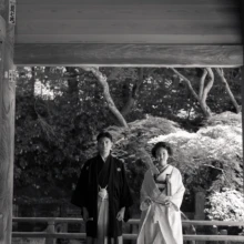 妙本寺の山門で撮影した、和装フォトウェディングのモノクロカット。|縁グラフィの姉妹ブランドLuca 鎌倉・妙本寺の山門で白無垢と紋付袴による和装フォトウェディングを撮影したモノクロ写真