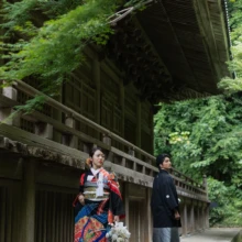 妙本寺の新緑に映える色打掛で、和装フォトウェディングを楽しむおふたり。|縁グラフィの姉妹ブランドLuca 鎌倉・妙本寺の新緑に囲まれた境内で色打掛と紋付袴による和装フォトウェディングを行う新郎新婦