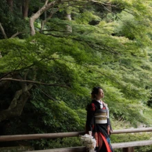 妙本寺の新緑を背景に、美しく佇む色打掛姿の花嫁。|縁グラフィの姉妹ブランドLuca 鎌倉・妙本寺の新緑に囲まれた境内で色打掛姿の花嫁を撮影した和装前撮り