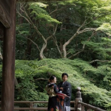 妙本寺の新緑に囲まれた境内で、和装フォトウェディングを楽しむおふたり。|縁グラフィの姉妹ブランドLuca 鎌倉・妙本寺の新緑に囲まれた境内で色打掛と紋付袴による和装フォトウェディングを行う新郎新婦