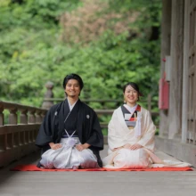 妙本寺の境内で、正座ポーズを楽しむ和装フォトウェディング。|縁グラフィの姉妹ブランドLuca 鎌倉・妙本寺の境内で正座をして和装フォトウェディングを行う新郎新婦