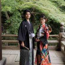 妙本寺の新緑を背景に、色打掛と紋付袴で和装フォトウェディング|縁グラフィの姉妹ブランドLuca 鎌倉・妙本寺の新緑を背景に色打掛と紋付袴で和装フォトウェディングを行う新郎新婦