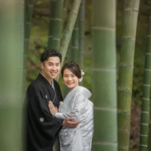 鎌倉 和装 K様・K様 2020.03.31 英勝寺の竹林で、白無垢の新婦と黒紋付袴の新郎が寄り添い、竹越しに笑顔を見せる鎌倉和装前撮り