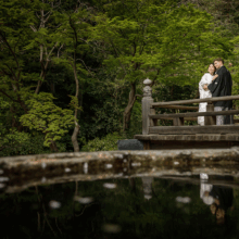 鎌倉 和装 S様・S様 2021.04.02 妙本寺の池と新緑を大きく取り入れ、欄干のそばで寄り添う白無垢の新婦と黒紋付袴の新郎が水面に映る