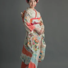 成人式撮影 H様 2021.05.09 淡い水色とピンクの振袖に赤い帯を合わせ、御成町スタジオで全身を見せて立つ成人女性の成人前撮り