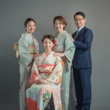 成人式撮影 H様 2021.05.09 御成町スタジオで振袖姿の成人女性を中心に、着物姿の母親と妹、紺色のスーツ姿の父親が並ぶ家族撮影