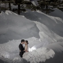 北海道 洋装 T様・T様 2022.02.07 深い雪に囲まれた窪地でキスを交わす新郎新婦を高所から捉えた、小樽の雪景色で行う洋装前撮り