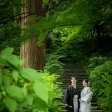 鎌倉 和装 I様・S様 2021.05.28 瑞泉寺の新緑と大木に囲まれた石段で、白無垢の新婦と黒紋付袴の新郎が並んで立つ鎌倉和装前撮り