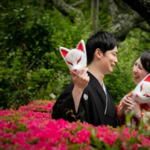 鎌倉 和装 I様・S様 2021.05.28 赤い花が咲く瑞泉寺の庭で、白い狐面を手に笑い合う色打掛の新婦と黒紋付袴の新郎の鎌倉和装前撮り