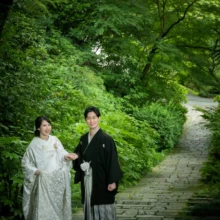 鎌倉 和装 I様・S様 2021.05.28 瑞泉寺の緑豊かな石段で、手を取り合いながら歩く白無垢の新婦と黒紋付袴の新郎の鎌倉和装前撮り