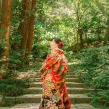 鎌倉 和装 M様・K様 2021.05.30 瑞泉寺の石段で、赤や金の花柄を施した色打掛の裾を広げ、上を見上げて佇む新婦の鎌倉和装前撮り