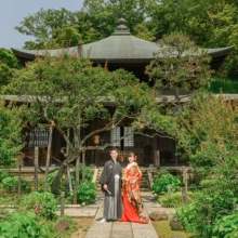 鎌倉 和装 M様・K様 2021.05.30 瑞泉寺の本堂と緑豊かな庭園を広く背景に、赤い色打掛の新婦と黒紋付袴の新郎が参道に並ぶ和装前撮り