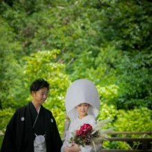 鎌倉 和装 O様・M様 2021.05.31 綿帽子と白無垢姿でブーケを持つ新婦と、その隣で新婦を見つめる黒紋付袴の新郎の鎌倉フォトウェディング