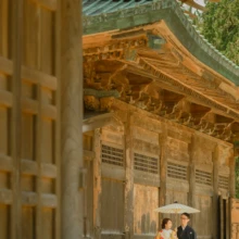 鎌倉 和装 M様・Y様 2021.06.01 長く続く建長寺の木造伽藍を広く取り入れ、白い和傘に入って寄り添う和装姿の新郎新婦