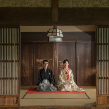 鎌倉 和装 K様・Y様 2021.06.11 檑亭の畳敷きの座敷で、赤い毛氈に正座する金色の色打掛の新婦と黒紋付袴の新郎の鎌倉和装前撮り