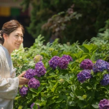 鎌倉 和洋装 H様・S様 2021.06.15 建長寺に咲く紫や青の紫陽花に手を添え、白無垢姿で優しく微笑む新婦の鎌倉和装前撮り