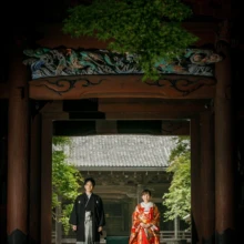 鎌倉 和装 T様・T様 2021.06.21 妙本寺の二天門を額縁のように配し、朱赤の色打掛の新婦と黒紋付袴の新郎が並ぶ鎌倉和装前撮り