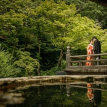 鎌倉 和装 T様・T様 2021.06.21 妙本寺の木造建築と新緑を広く取り入れ、高欄沿いで寄り添う新郎新婦と水面への映り込みを収めた鎌倉和装前撮り