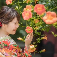 鎌倉 和装 M様・N様 2021.06.28 妙本寺に咲く朱色のノウゼンカズラへ手を添え、笑顔を見せる色打掛姿の新婦の夏の鎌倉前撮り