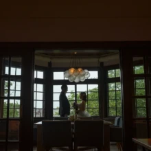 鎌倉 和装洋装 S様・S様 2021.06.25 格子窓から光が差す洋館の室内で、向かい合う新郎新婦をシルエットで表現した鎌倉の洋装前撮り