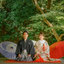 鎌倉 和装 S様・N様 2021.07.12 鎌倉・妙本寺の回廊で、黒紋付袴の新郎と淡い色打掛姿の新婦が赤い敷物に並んで座る鎌倉前撮り
