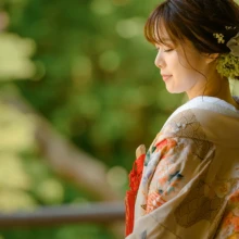 鎌倉 和装 S様・N様 2021.07.12 妙本寺の柔らかな緑を背景に、淡い色打掛と髪飾りを身に着けた新婦が横を向く鎌倉和装前撮りの花嫁ソロ
