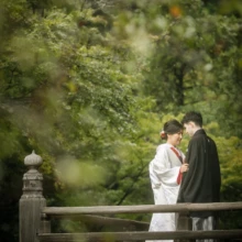 鎌倉 和装 N様・A様 2021.09.09 妙本寺の緑に包まれた境内で、白無垢姿の新婦と黒紋付袴の新郎が額を寄せ合う鎌倉フォトウェディング