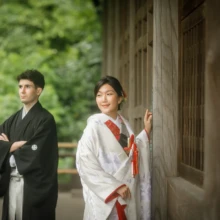 鎌倉 和装 N様・A様 2021.09.09 妙本寺の回廊で、黒紋付袴の新郎と赤い小物を合わせた白無垢姿の新婦が、離れて異なる方向を向く和装前撮り