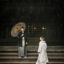 鎌倉 和装 N様・A様 2021.09.09 妙本寺の石段で、番傘を差した黒紋付袴の新郎と白無垢姿の新婦が、距離を置いて向かい合う鎌倉和装前撮り