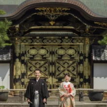 鎌倉 和洋装 K様・M様 2021.09.24 建長寺の金色装飾が施された唐門前で、色打掛の新婦と黒紋付袴の新郎が並ぶ色打掛前撮り