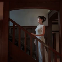 鎌倉 洋装 A様・I様 2020.11.12 木造洋館の階段で、ウェディングドレス姿の新婦が手すりに手を添え、踊り場から正面を向く花嫁ソロ