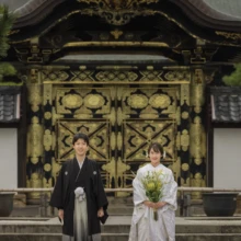 鎌倉 和装 S様・A様 2021.11.21 建長寺の金色装飾が施された唐門前で、ブーケを持つ白無垢の新婦と黒紋付袴の新郎が並ぶ鎌倉和装前撮り