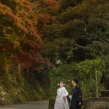 鎌倉 和装 S様・A様 2021.11.21 晩秋の鎌倉で、紅葉が色づく寺院の参道に向かい合って立つ白無垢の新婦と黒紋付袴の新郎