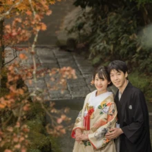 鎌倉 和装 S様・A様 2021.11.21 鎌倉の秋景色を背景に、色打掛の新婦を後ろから抱き寄せる黒紋付袴の新郎の色打掛前撮り