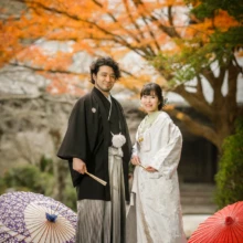 鎌倉 和装 A様・Y様 2021.12.07 妙本寺の紅葉を背景に並ぶ白無垢の新婦と黒紋付袴の新郎を、紫と赤の和傘とともに収めた白無垢前撮り