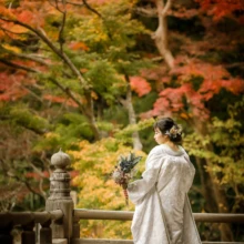 鎌倉 和装 A様・Y様 2021.12.07 紅葉に囲まれた妙本寺の橋で、ブーケを持って木々を見上げる白無垢姿の新婦の鎌倉フォトウェディング