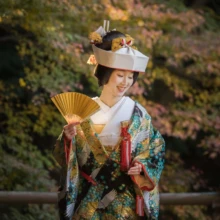 鎌倉 和装 T様・M様 2021.12.20 晩秋の妙本寺で、金色の扇子を手にした角隠しと緑の色打掛姿の新婦を捉えた和装前撮り