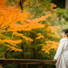 鎌倉 和装 A様・Y様 2021.12.07 妙本寺の橋で紅葉を眺める白無垢姿の新婦を後方から捉え、髪飾りと着物の背面を見せた鎌倉前撮り